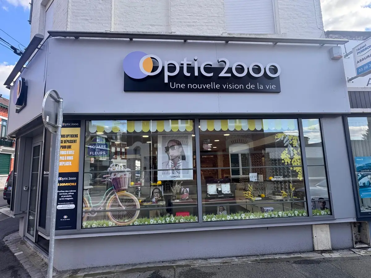 Vitrine et enseigne d'un magasin d'optique en angle de rue