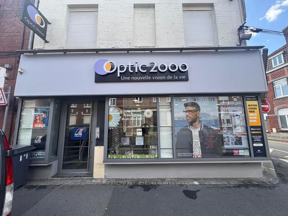 Devanture vitrée d'un magasin d'optique, vitres propres