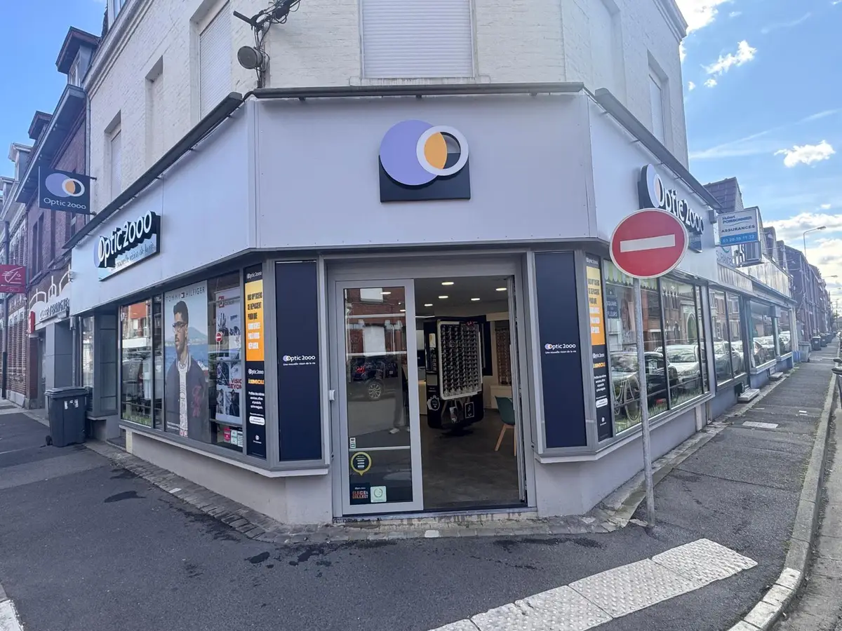 Angle d'un magasin d'optique avec vitrines et porte vitrée