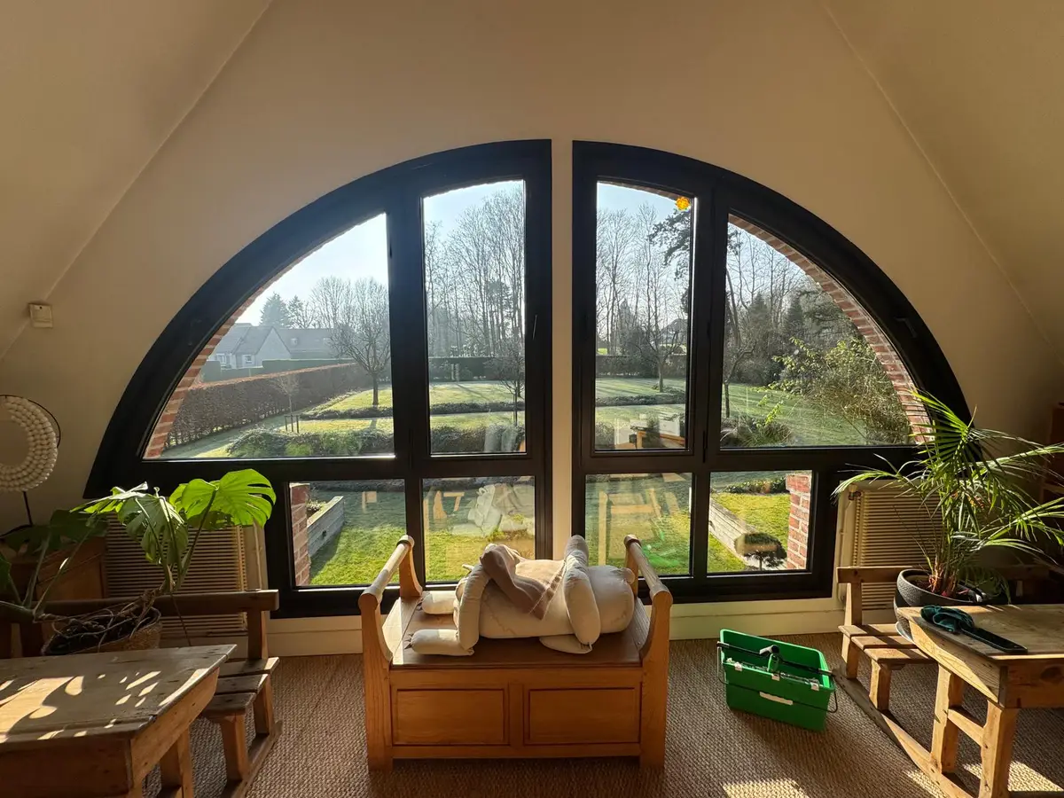 Grande baie vitrée en demi-cercle vue de l'intérieur, vitres propres