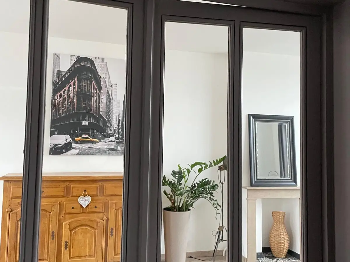 Porte d'entrée vitrée à petits carreaux, vitres nettes