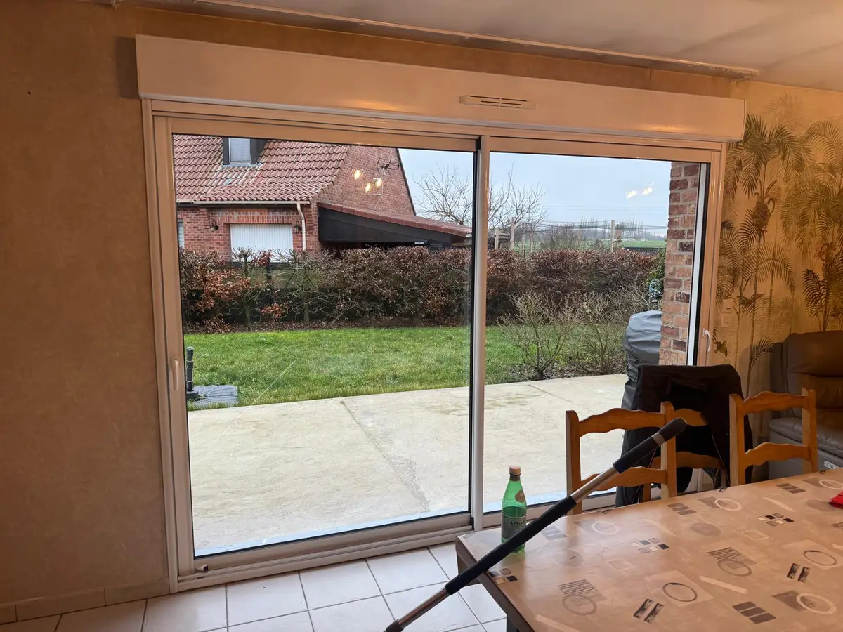 Baie vitrée coulissante vue de l'intérieur, nettoyage à la perche