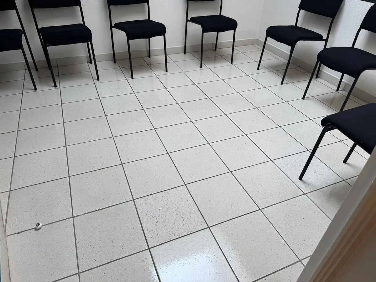 Salle d'attente d'un cabinet de soins, carrelage blanc brillant