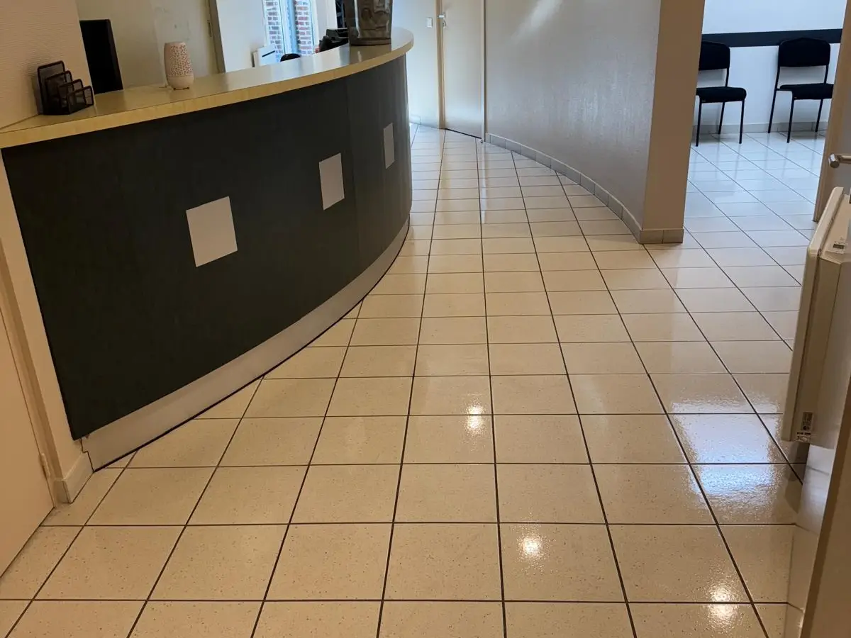 Accueil courbe d'un cabinet de soins et couloir au carrelage brillant
