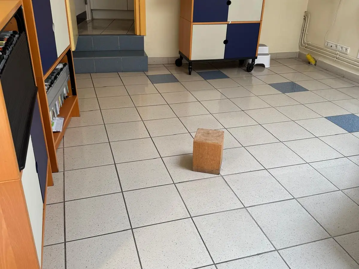Bureau d'un cabinet de soins avant entretien du sol