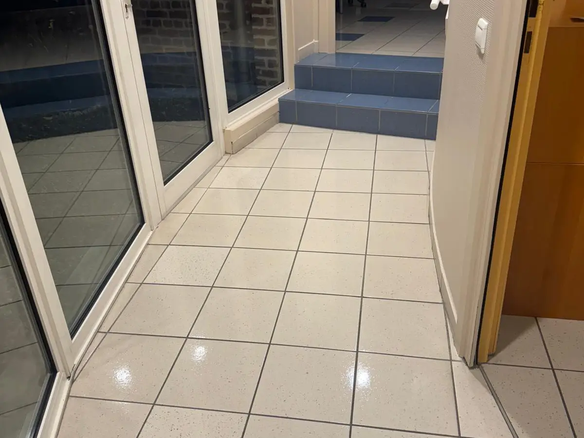 Couloir vitré du cabinet au carrelage nettoyé