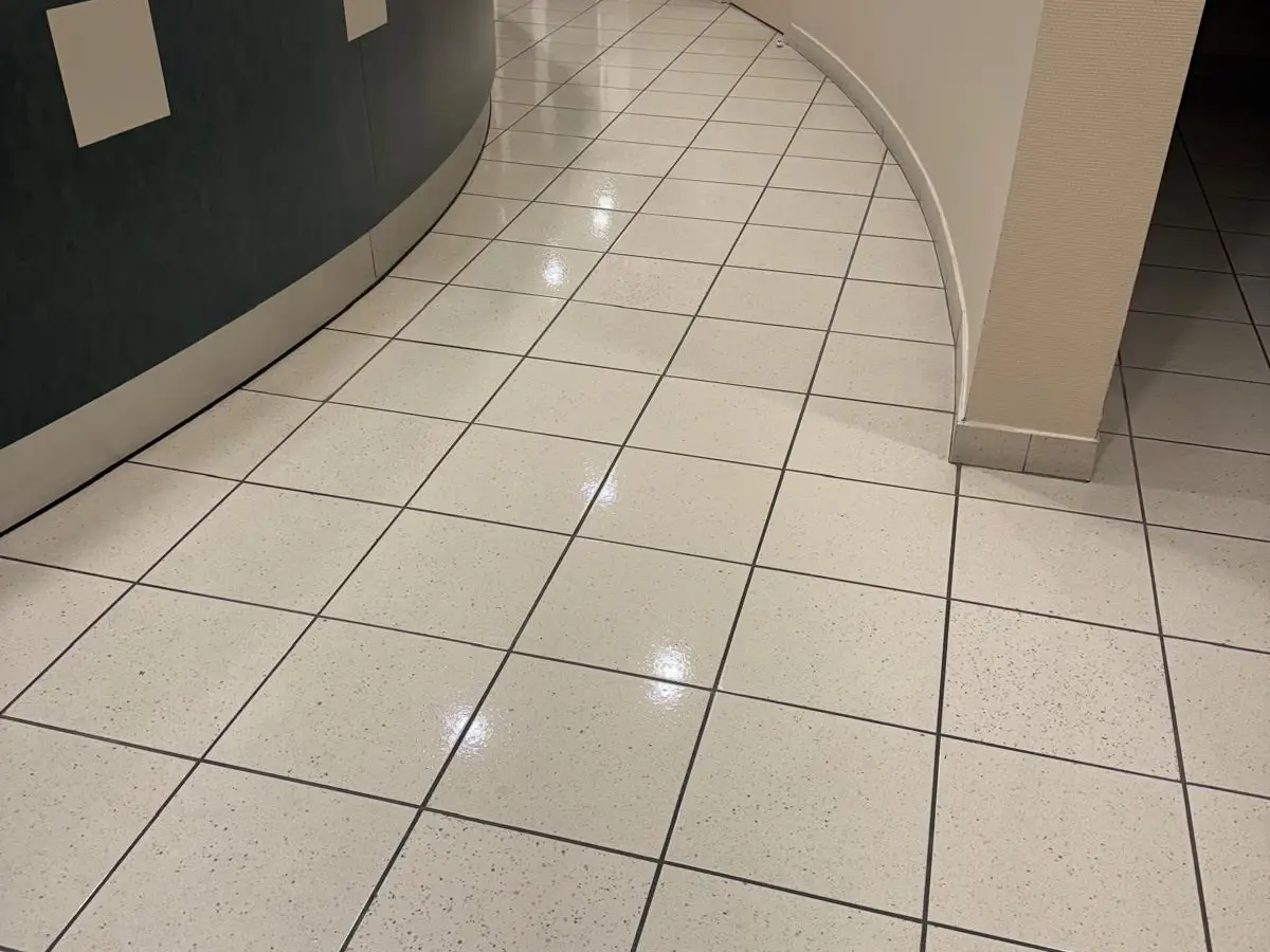 Couloir de l'accueil au sol carrelé brillant