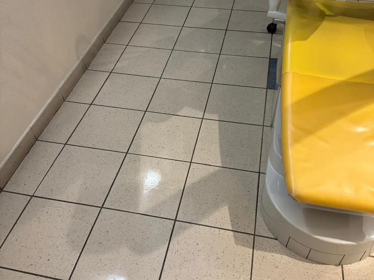 Salle de soins, sol carrelé nettoyé