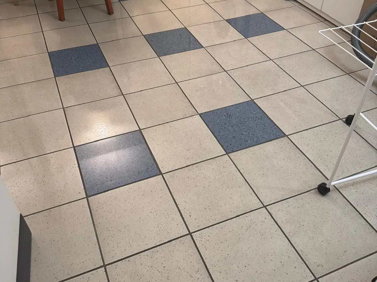 Coin salle de pause d'un cabinet, sol carrelé propre