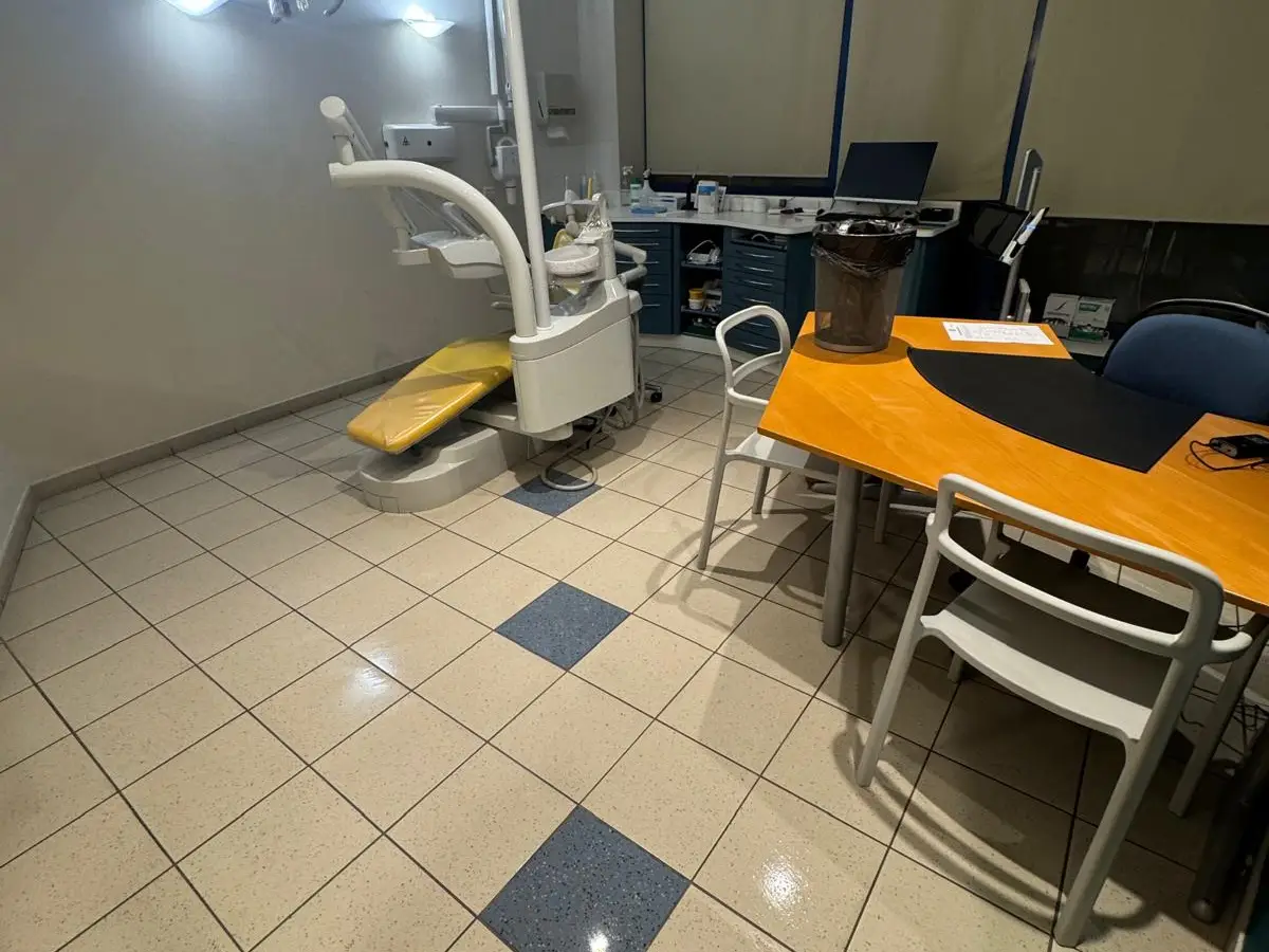 Bureau et salle de soins du cabinet, carrelage brillant