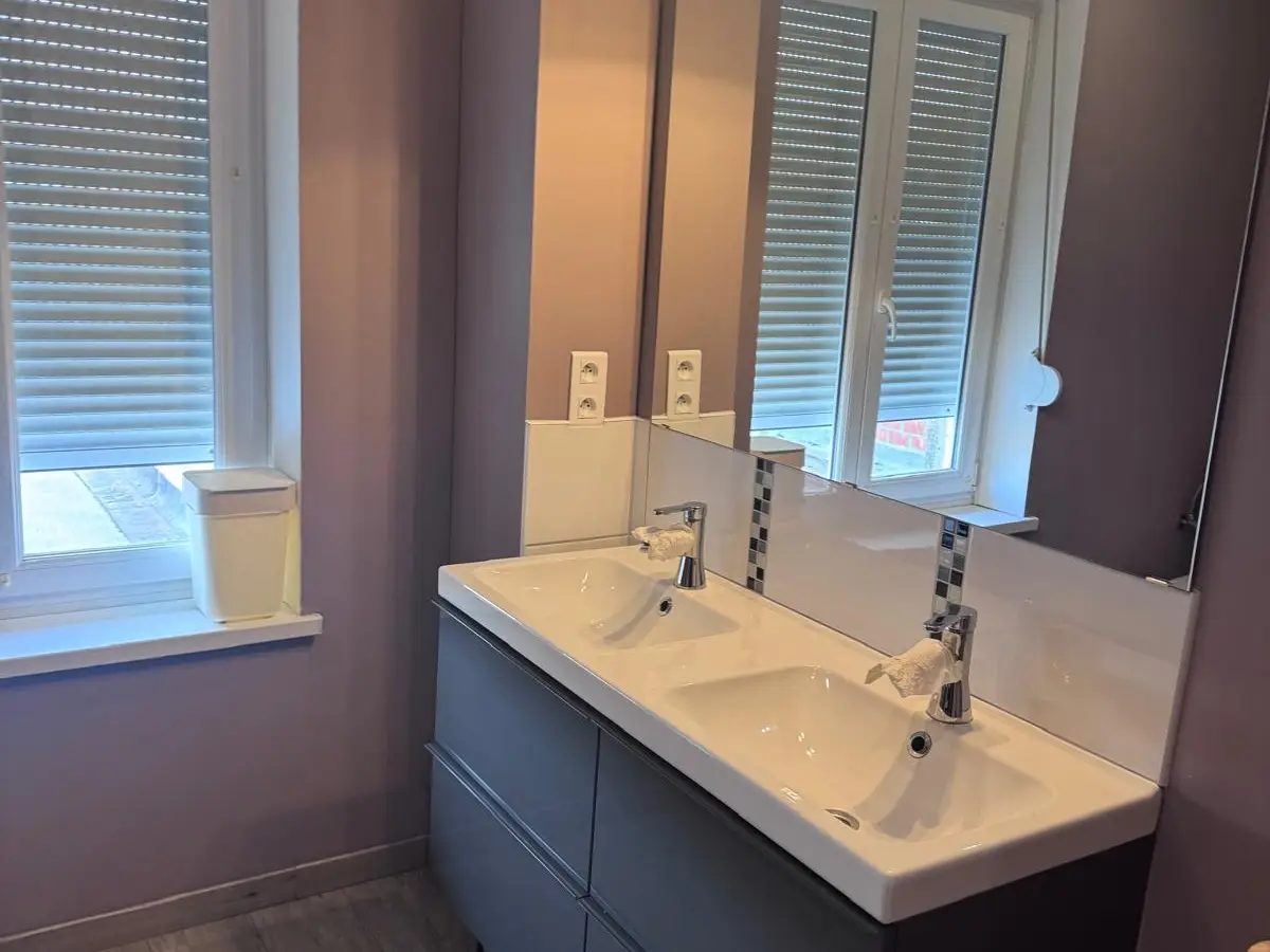 Double vasque et miroir propres dans une salle de bain