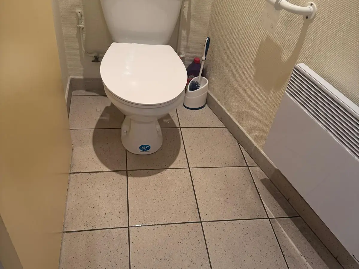 Toilettes propres au sol brillant