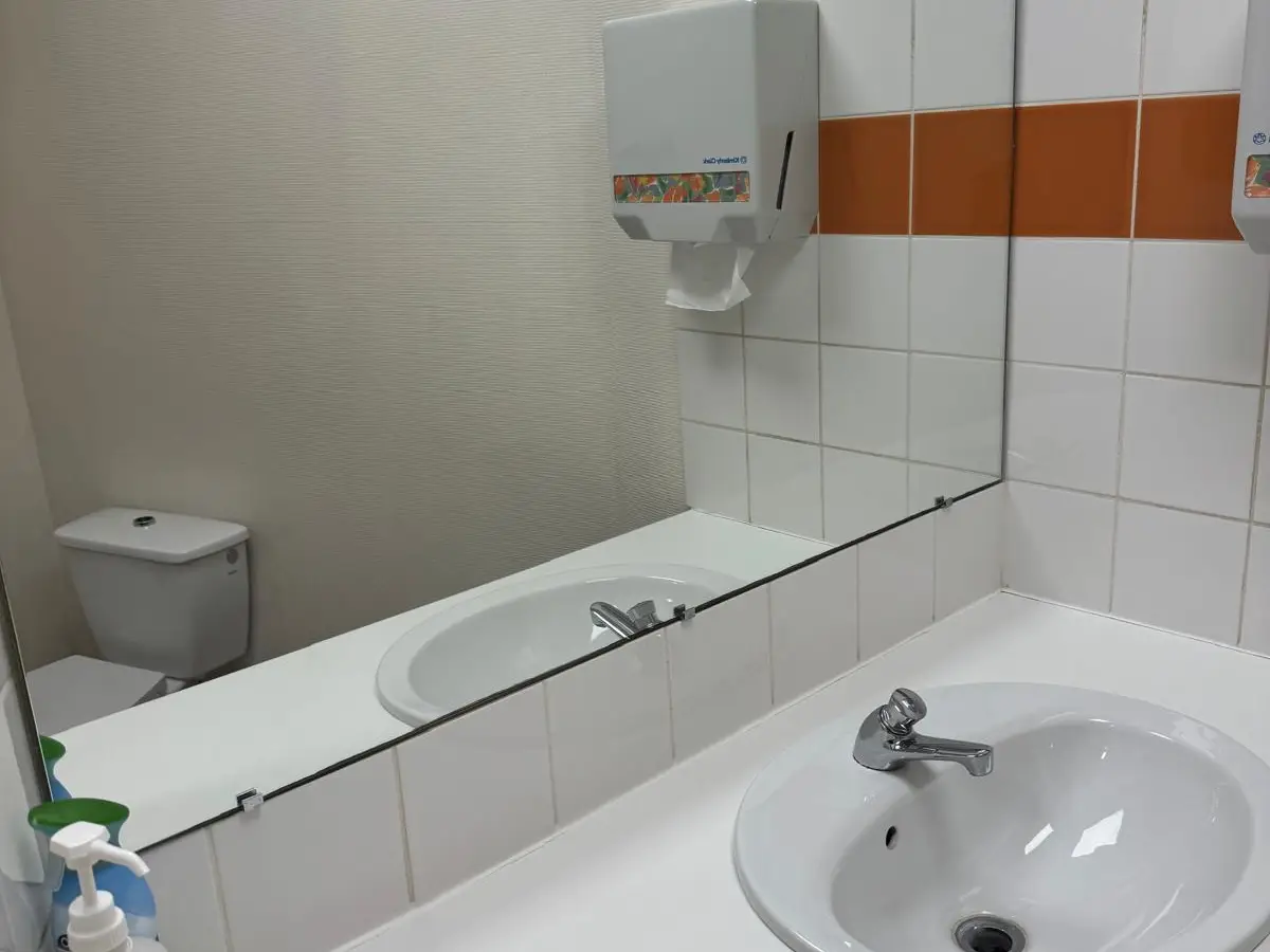 Lavabo et miroir propres dans des sanitaires professionnels