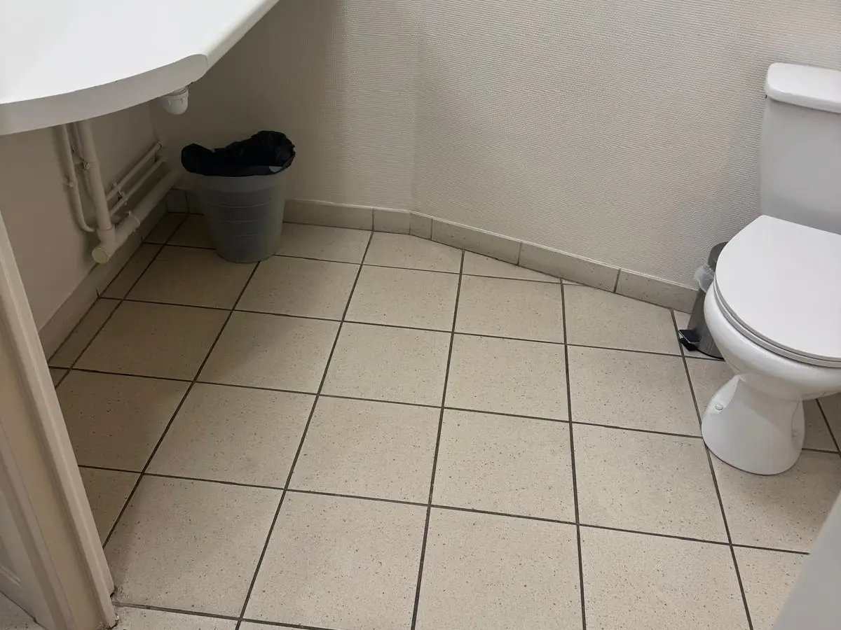 Sanitaires d'un cabinet, sol carrelé brillant