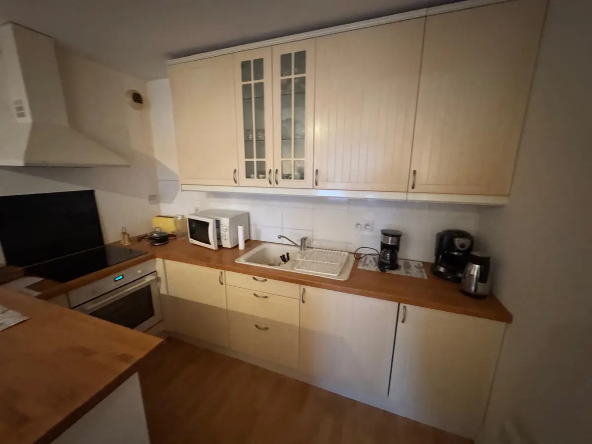 Cuisine en bois clair avec plan de travail dégagé