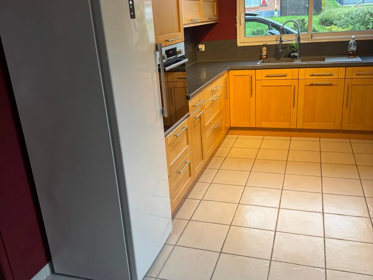 Cuisine en bois, carrelage jaune clair, plan de travail propre