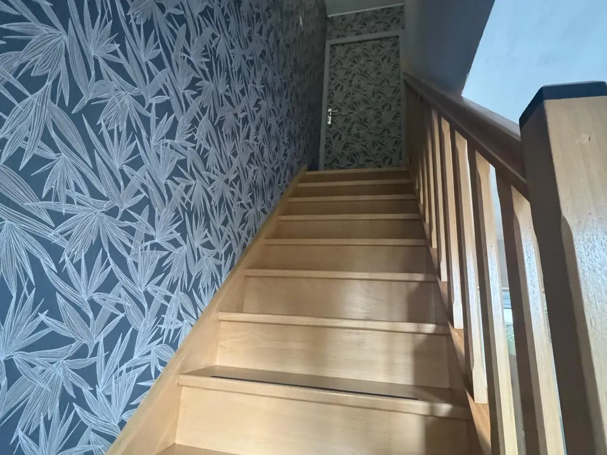 Escalier en bois clair dans une maison, marches propres