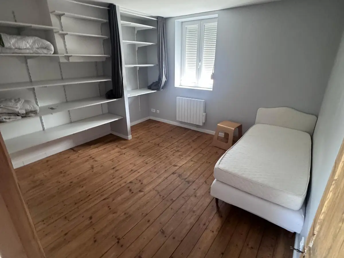 Pièce vide aux étagères blanches et parquet propre