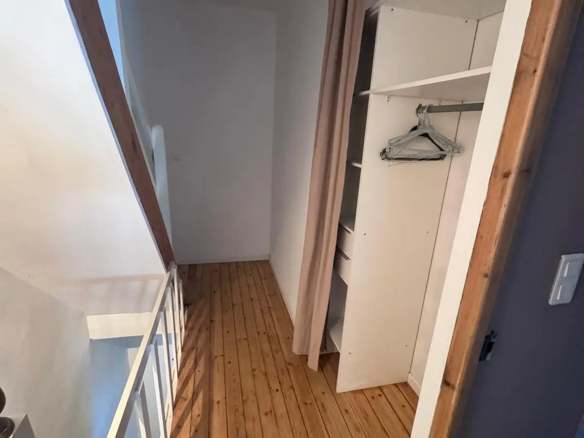 Palier et escalier à parquet dans un logement vidé