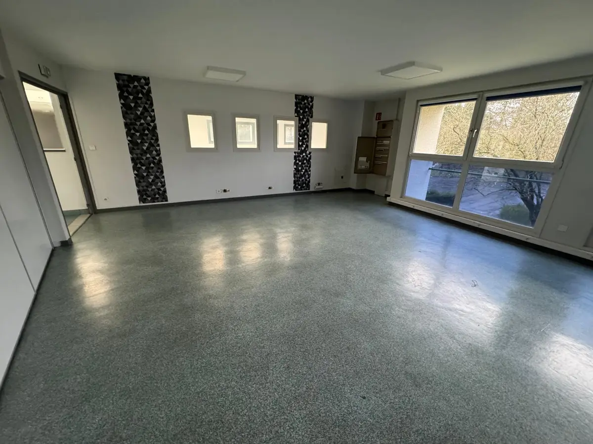 Plateau de bureaux vide au sol nettoyé et brillant après chantier