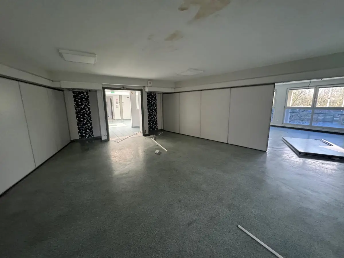 Même plateau de bureaux avant nettoyage, débris au sol