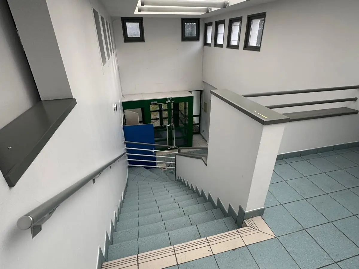 Escalier et palier d'un bâtiment de bureaux nettoyés après chantier