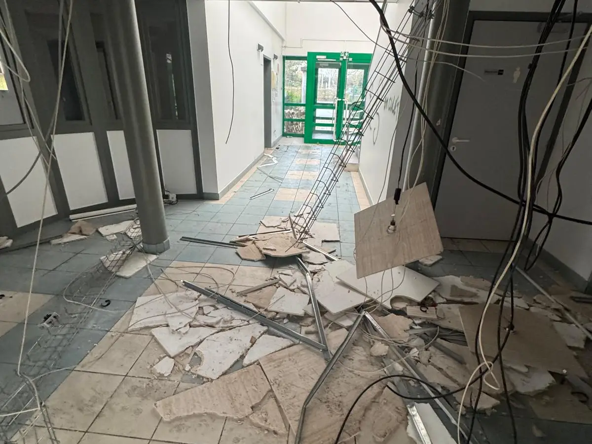 Même passage avant nettoyage, plafond déposé et débris