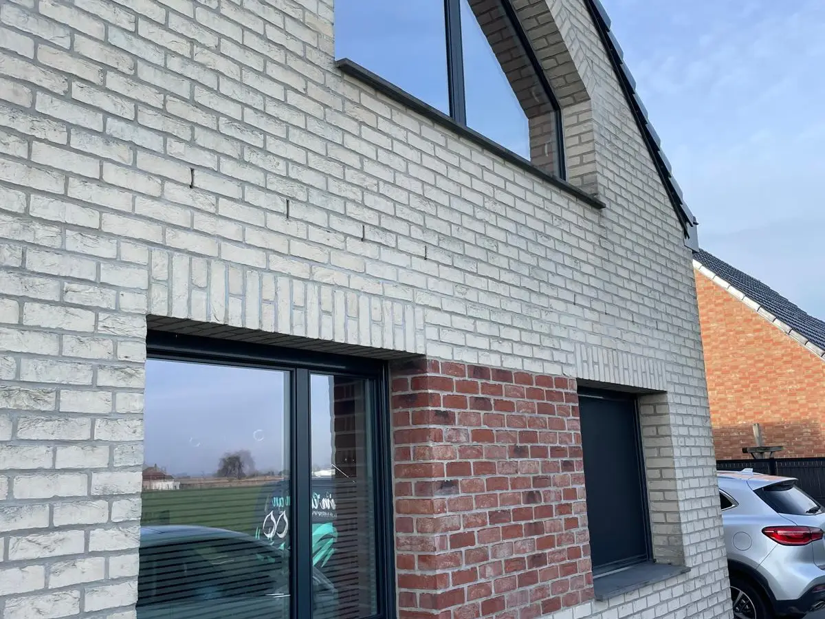 Fenêtres sur façade en briques blanches