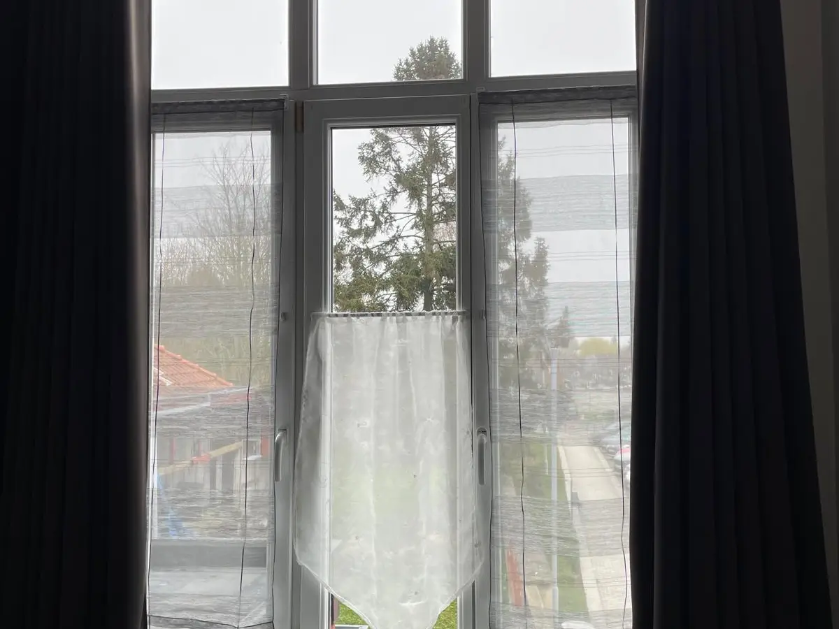 Grande fenêtre à petits carreaux avec rideaux