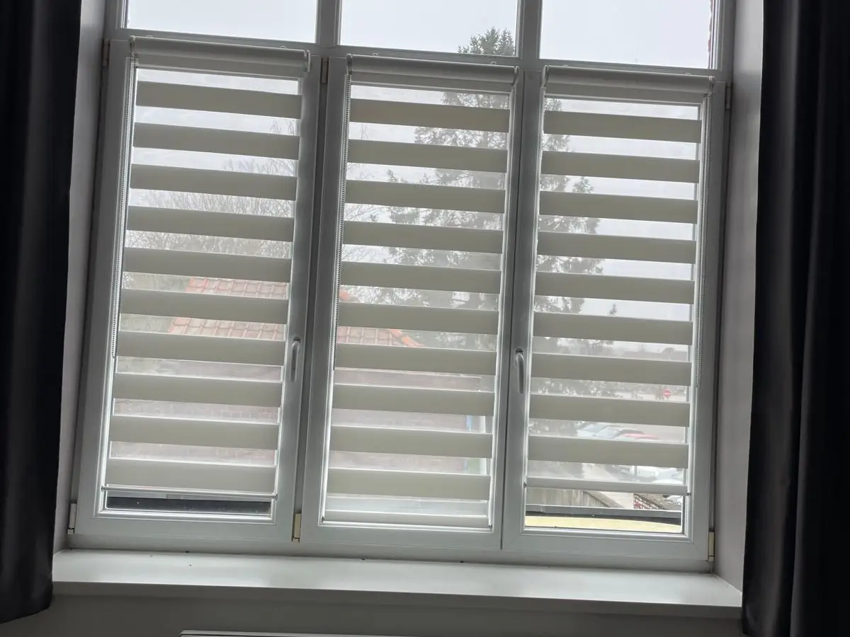 Fenêtre avec store, vitres propres