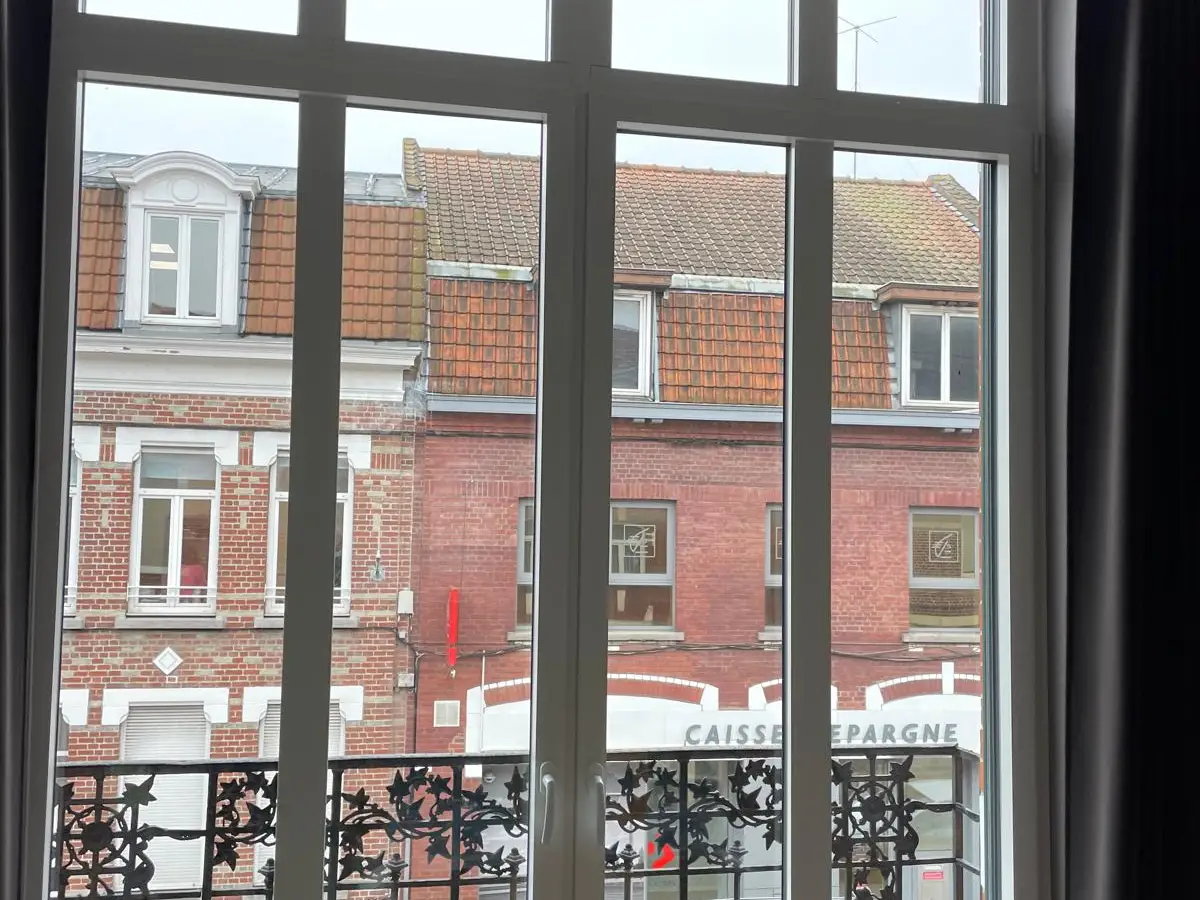 Porte-fenêtre à balcon avec vue sur la rue
