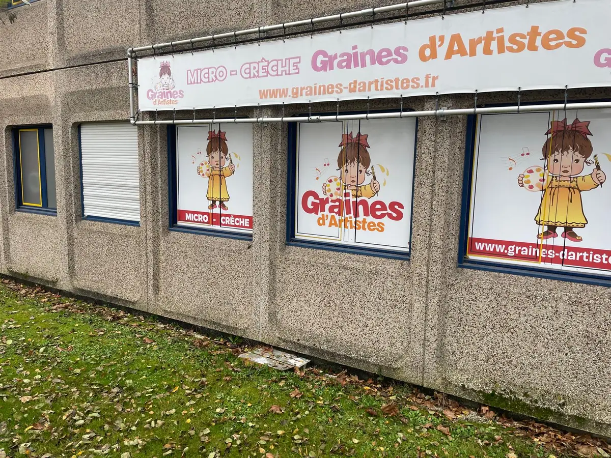 Façade d'une micro-crèche avec vitrophanies