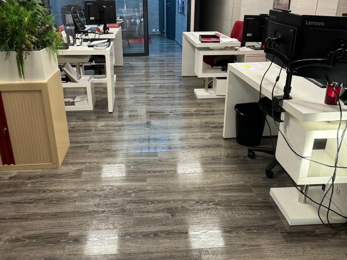Open space avec bureaux blancs et sol brillant