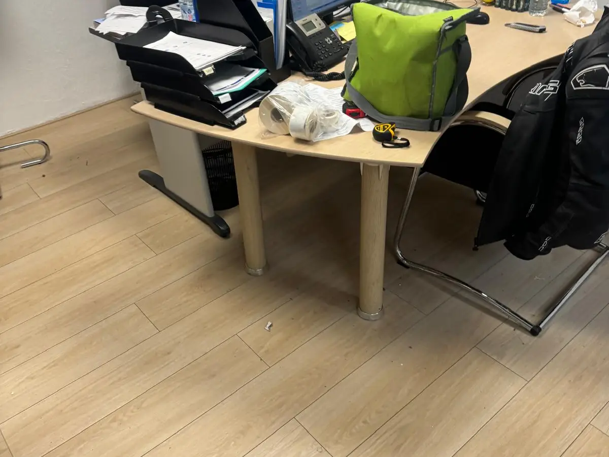 Bureau en bois clair avec écrans, parquet propre