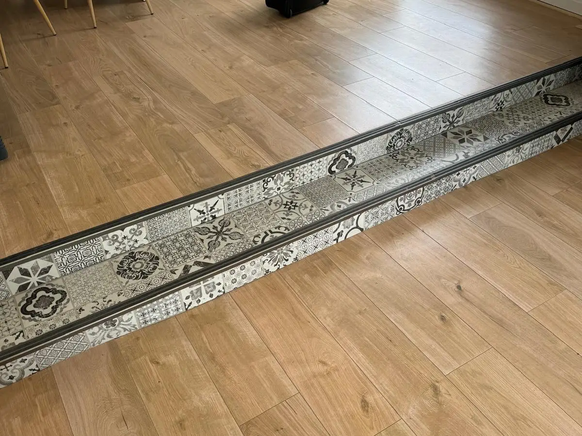 Bureau avec parquet clair propre