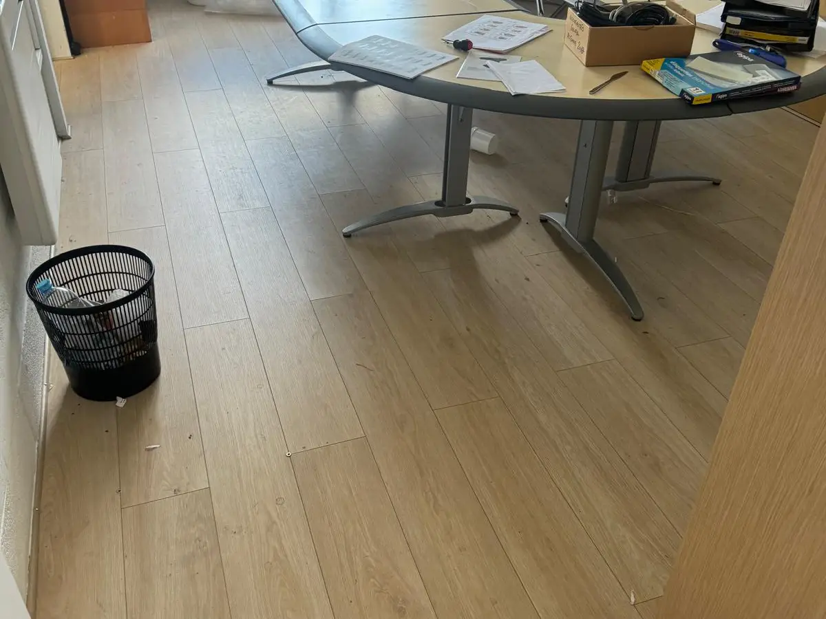 Bureau avec table ovale, parquet clair
