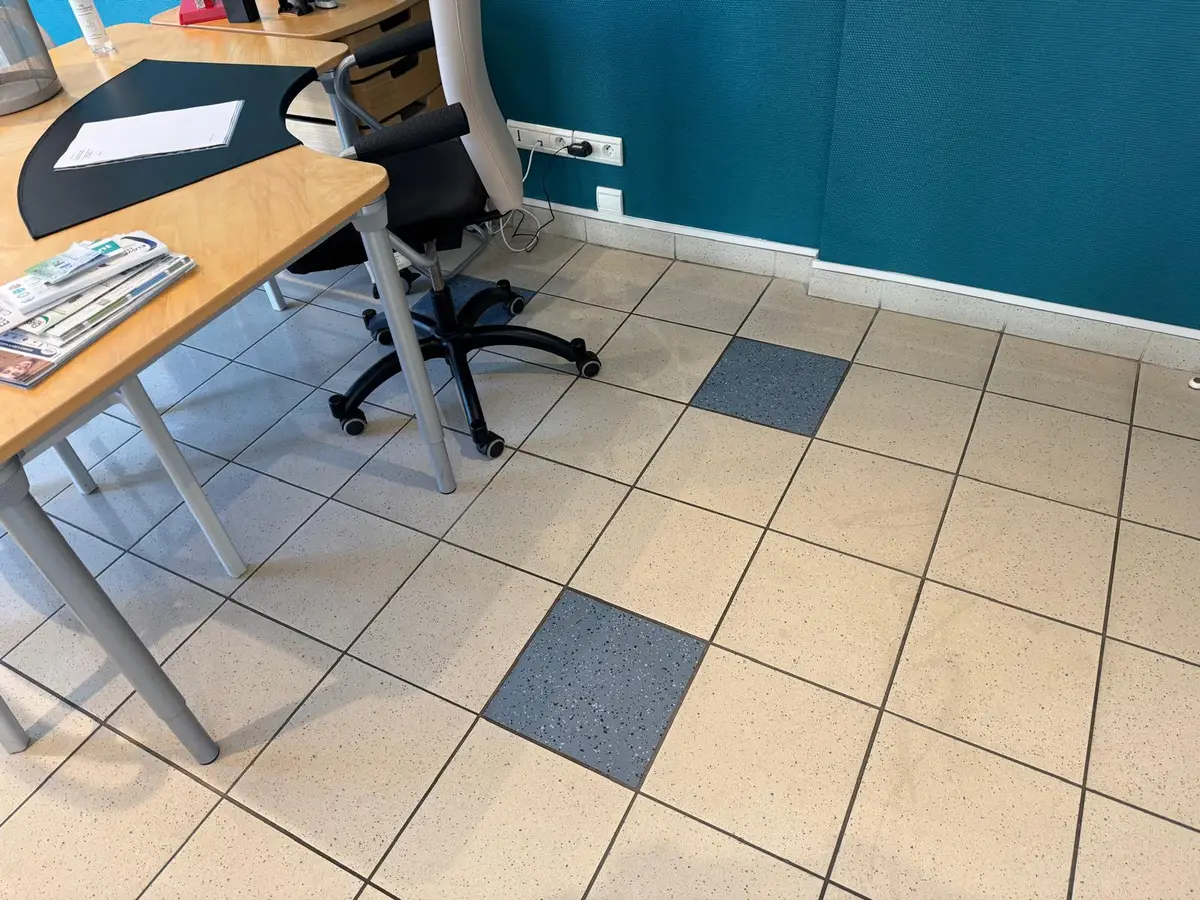 Pièce de cabinet avec carrelage clair et bureau