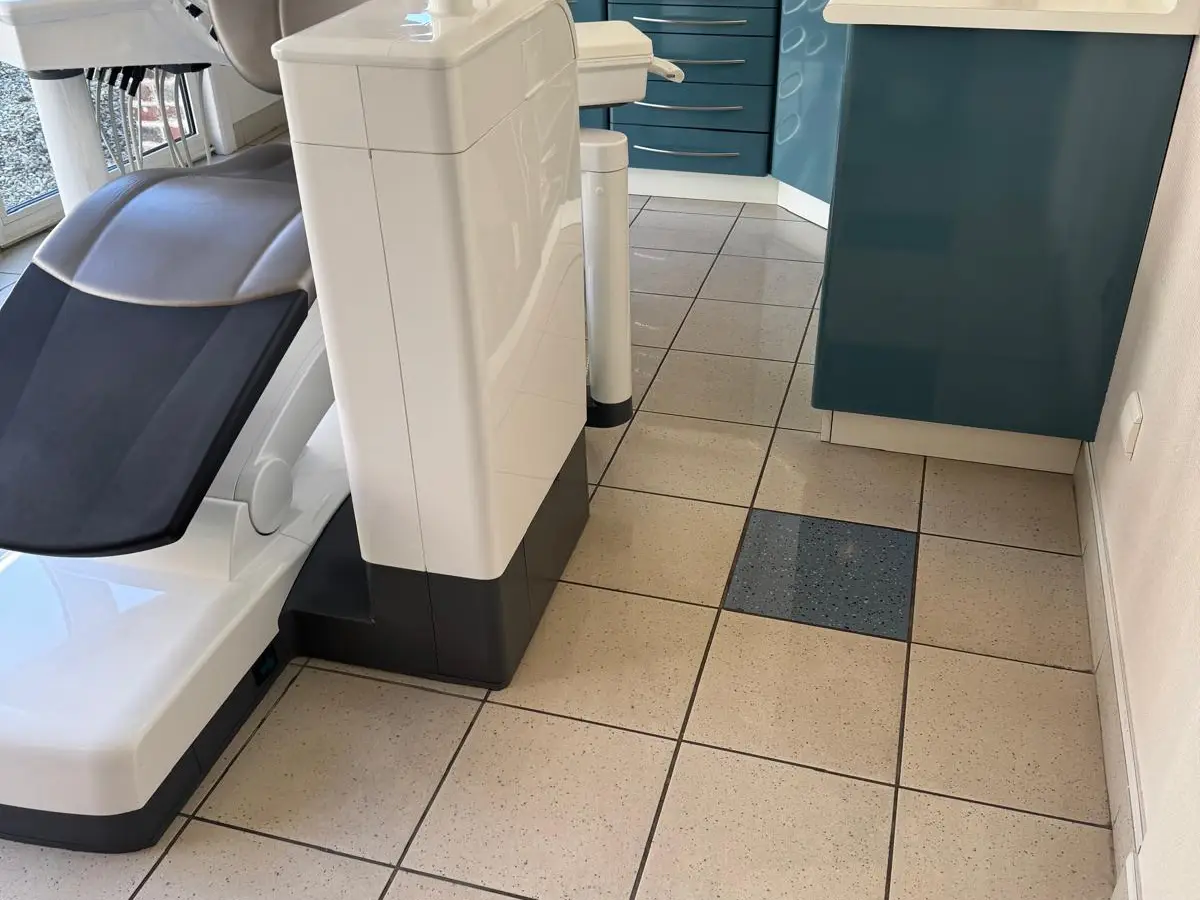 Salle de soins d'un cabinet, carrelage propre