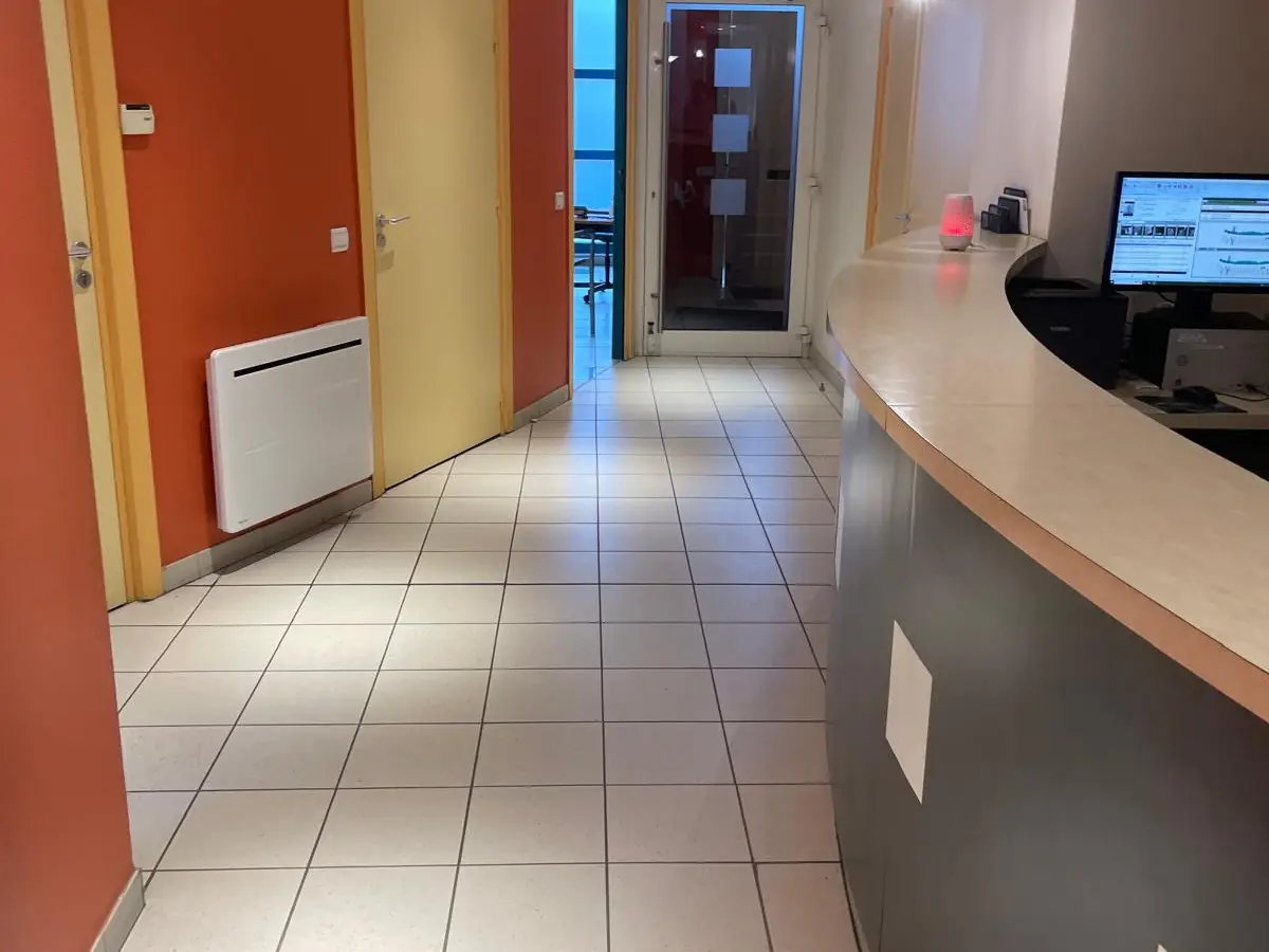 Couloir d'accueil carrelé avec comptoir courbe