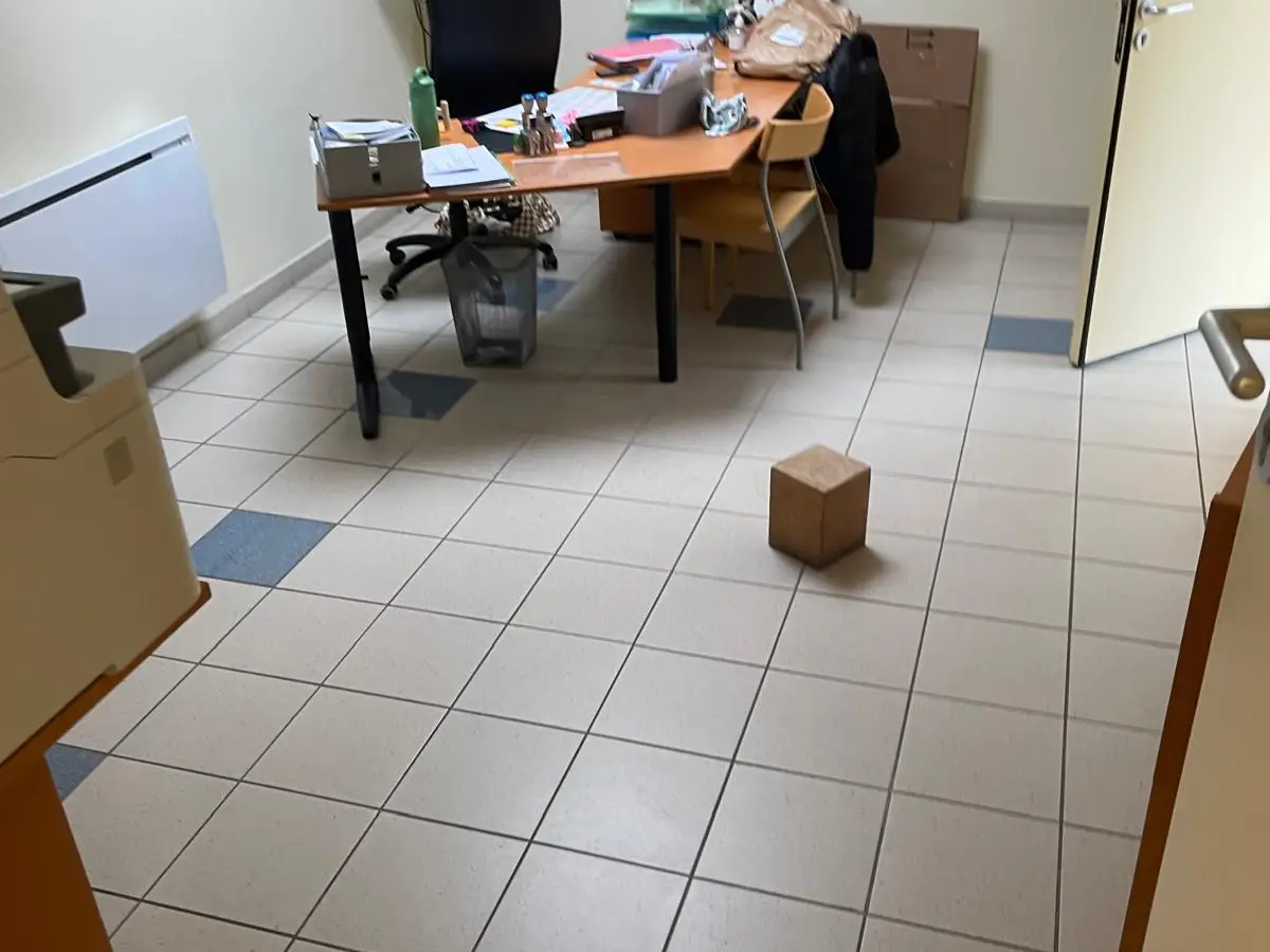 Bureau de cabinet avec carrelage clair