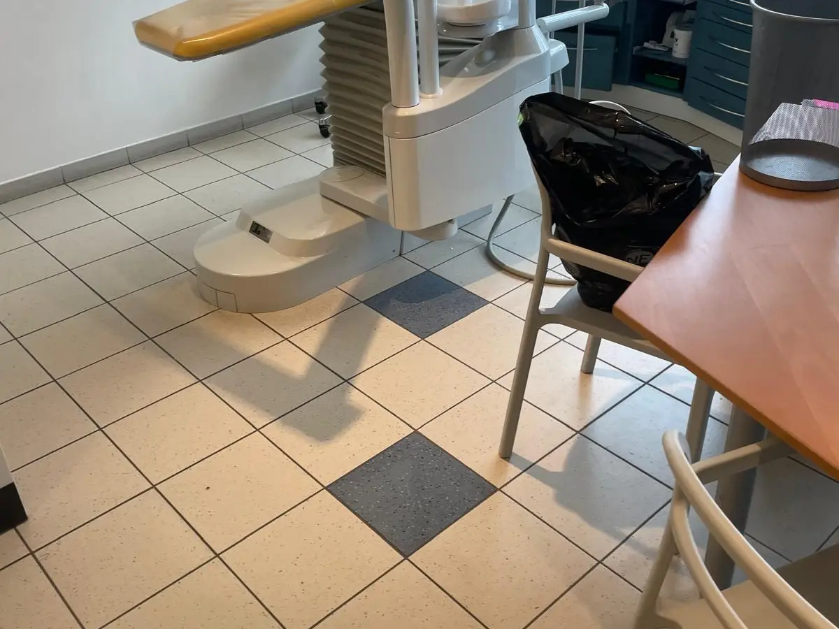 Cabinet de soins avec carrelage propre et fauteuil