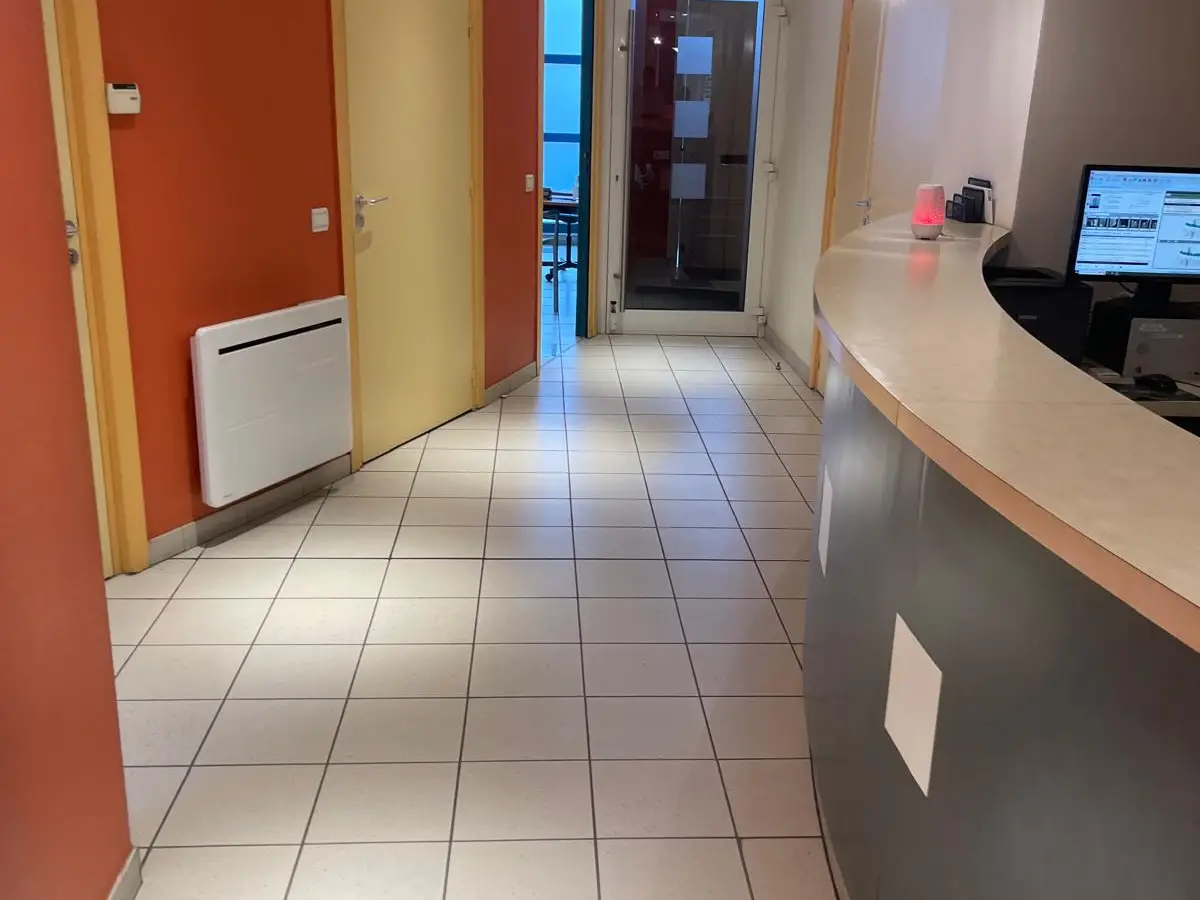 Accueil de cabinet avec comptoir et sol carrelé