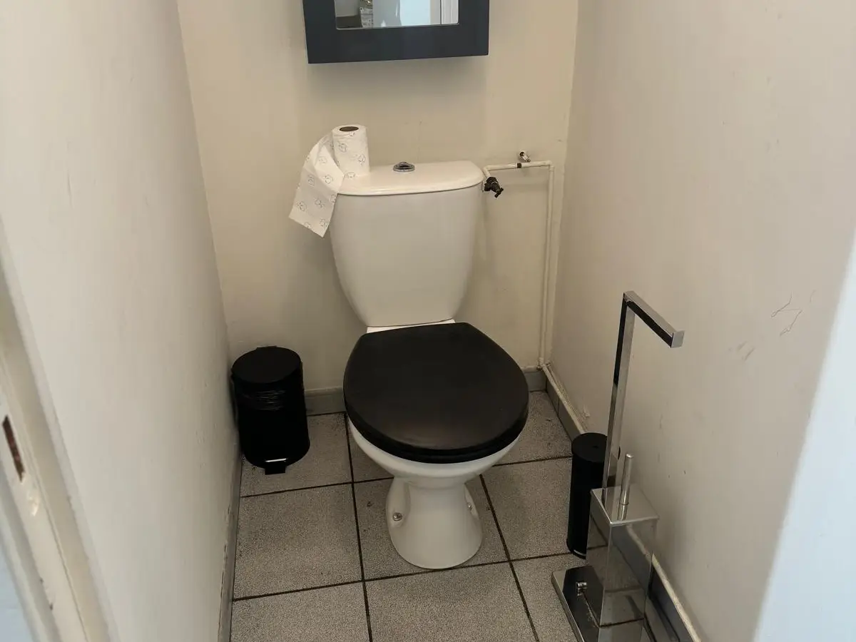 WC avec carrelage propre