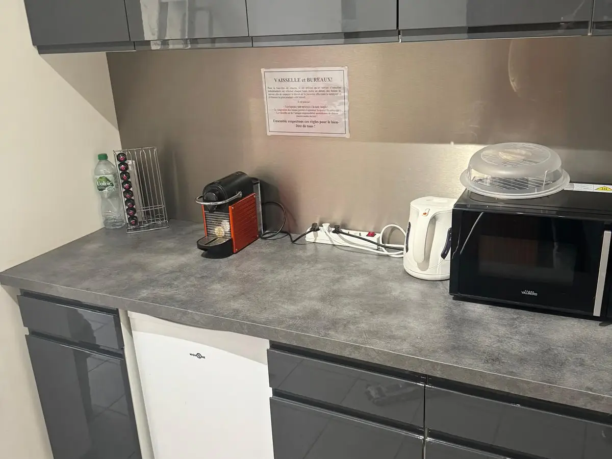 Cuisine collective avec plan de travail gris