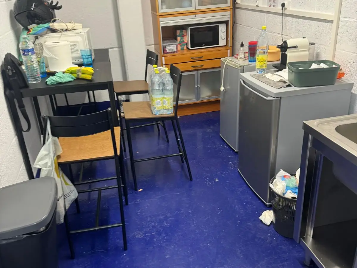 Cuisine de bureau avec sol bleu