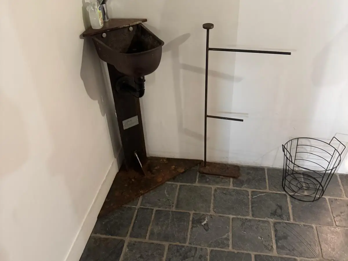 Lavabo d'angle et sol en ardoise