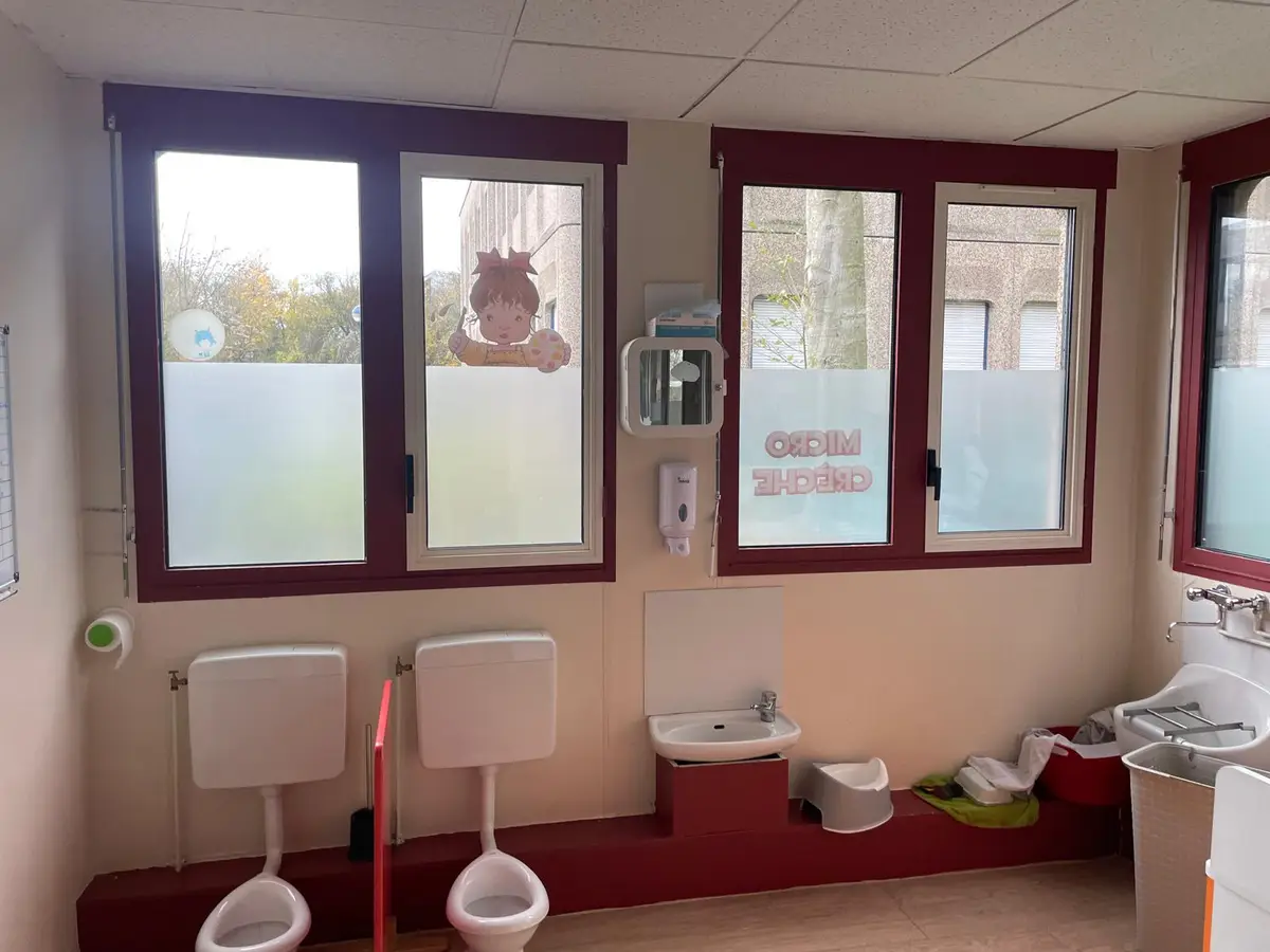 Sanitaires enfants avec fenêtres dépolies