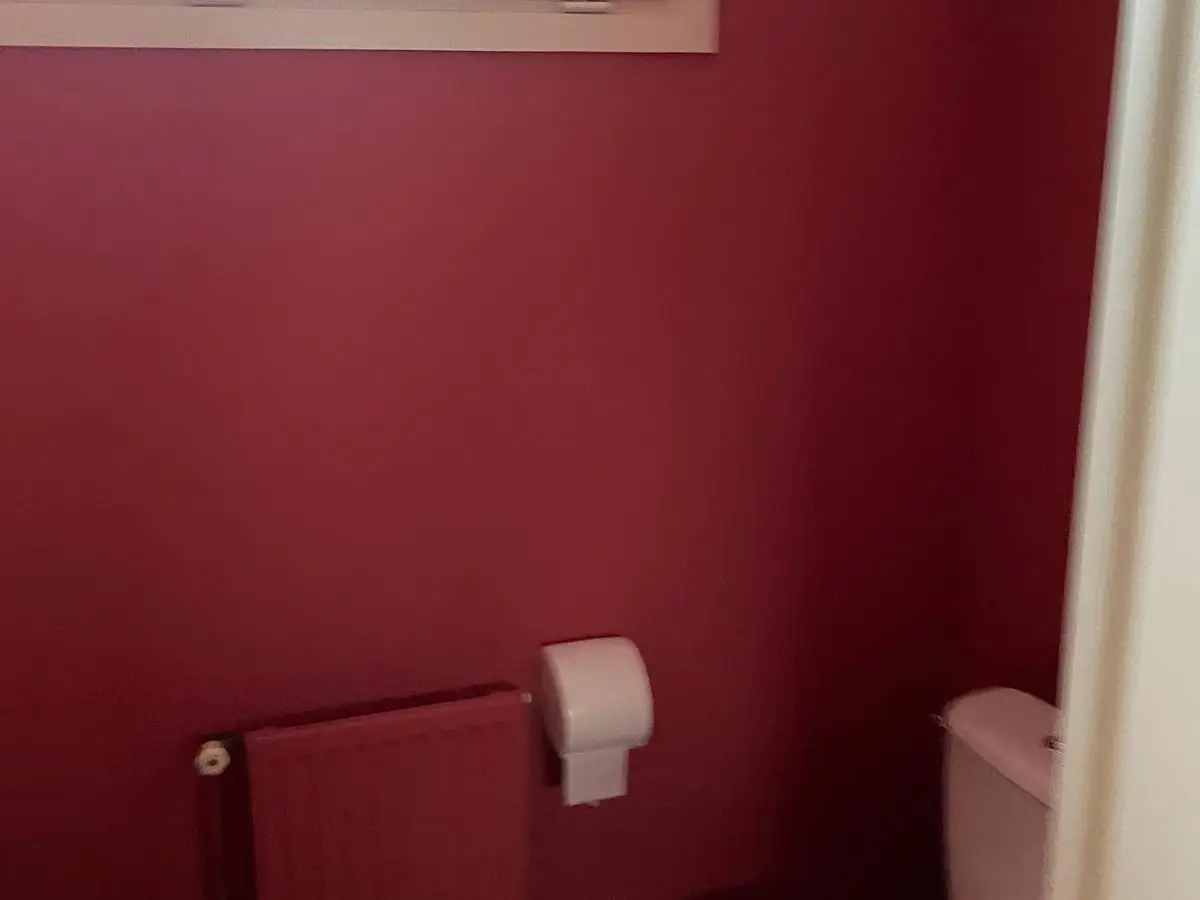 WC avec murs rouges