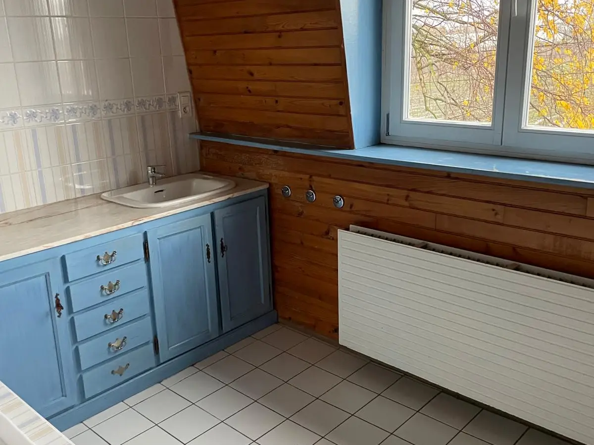 Cuisine bleue vide, carrelage blanc