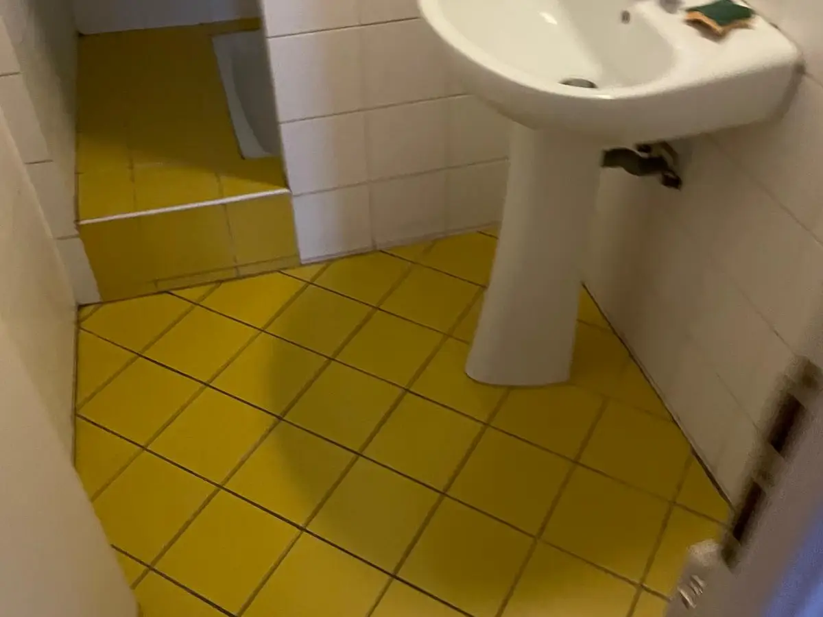 Lavabo et sol carrelé jaune